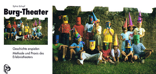 Cover des Buchs Burg-Theater - Geschichte erspielen: mittelalterlich verkleidete Kinder auf einer Wiese vor einer Burgmauer.