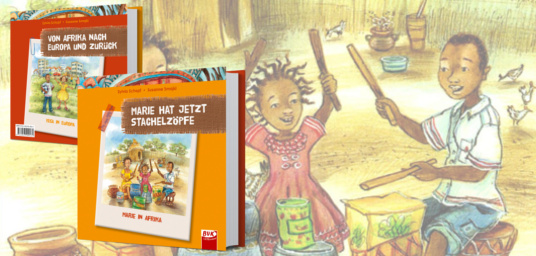 Cover des Buchs Marie hat jetzt Stachelzöpfe - von Europa nach Afrika und zurück: Marie trommelt zusammen mit ihrem afrikanischen Cousin und ihrer afrikanischen Cousine im Hof eines Gehöftes in Burkina Faso